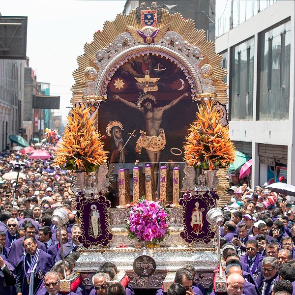 Homenaje de la UNFV al Señor de los Milagros